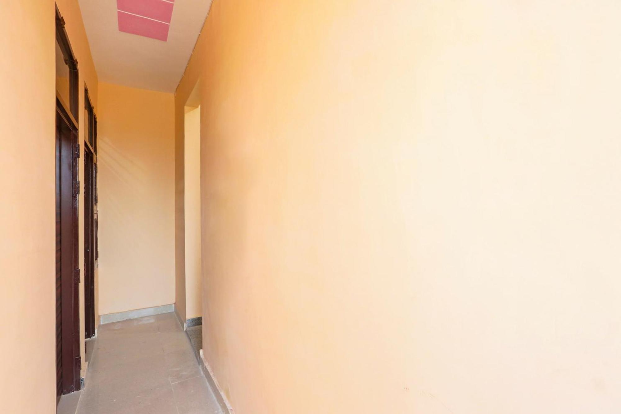 SPOT ON 65948 Royal Villa Gurgaon Esterno foto